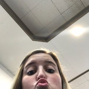 Meet your Posher, Claire